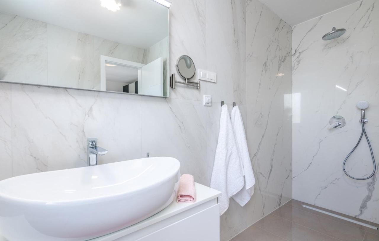 Modern Apartments Elle Malinska Вантачичи Екстериор снимка